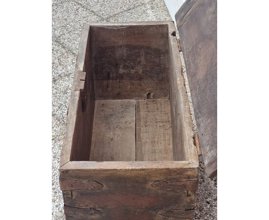 Cassa panca in noce con ferri battuti traforati a croce – Italia settentrionale, fine XVI – ini Cassa panca in noce con ferri battuti traforati a croce – Italia settentrionale, fine XVI – ini