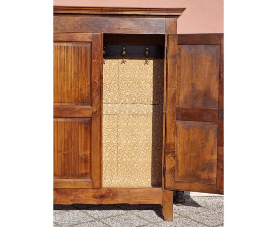 Armadio piemontese in noce con ante scanalate, fine XVIII secolo Armadio piemontese in noce con ante scanalate, fine XVIII secolo