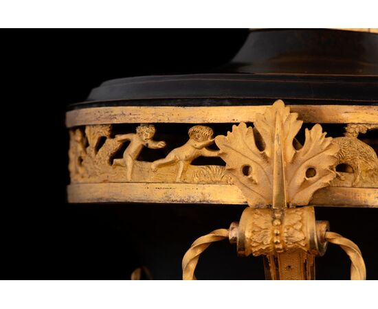 Important bronze vase, Russia, early 19th century Important bronze vase, Russia, early 19th century