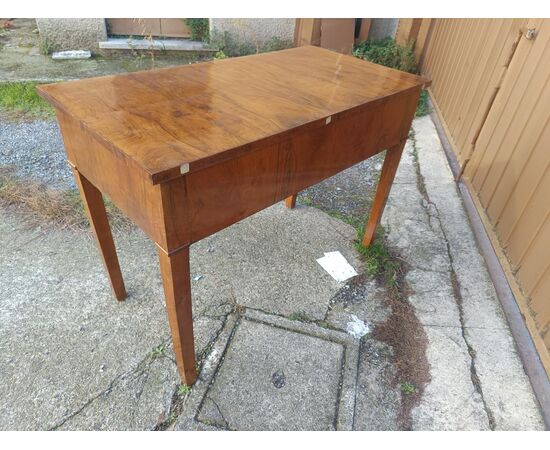 Scrivania da centro in lastrone di noce