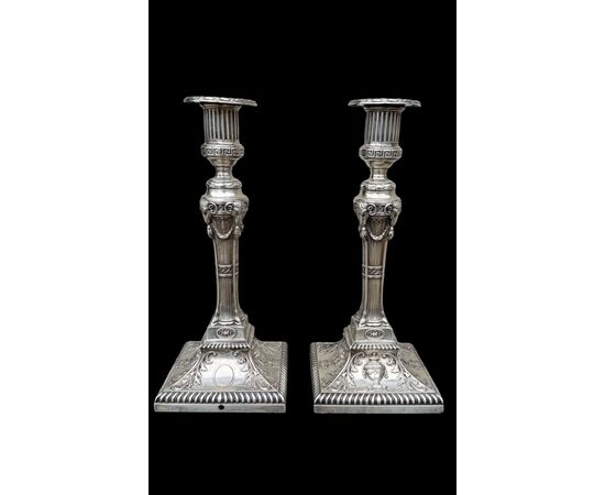 Coppia di candelieri in argento. Londra 1887.
