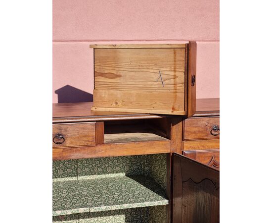 Grande credenza provenzale in noce, seconda metà del XVIII secolo Grande credenza provenzale in noce, seconda metà del XVIII secolo