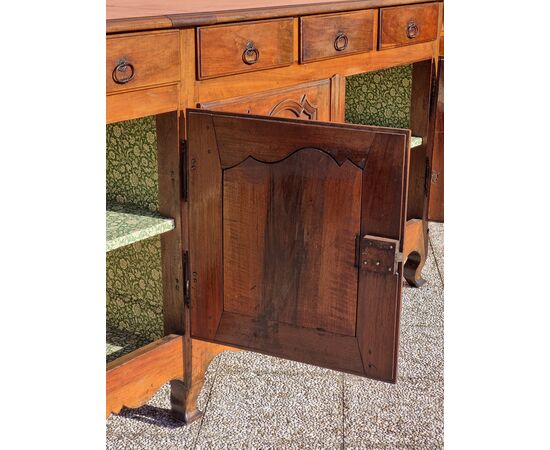 Grande credenza provenzale in noce, seconda metà del XVIII secolo Grande credenza provenzale in noce, seconda metà del XVIII secolo
