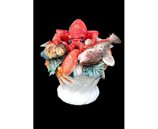 Centrotavola in maiolica raffigurante cesto con pesci,crostacei e limoni.Malicorne.Francia.