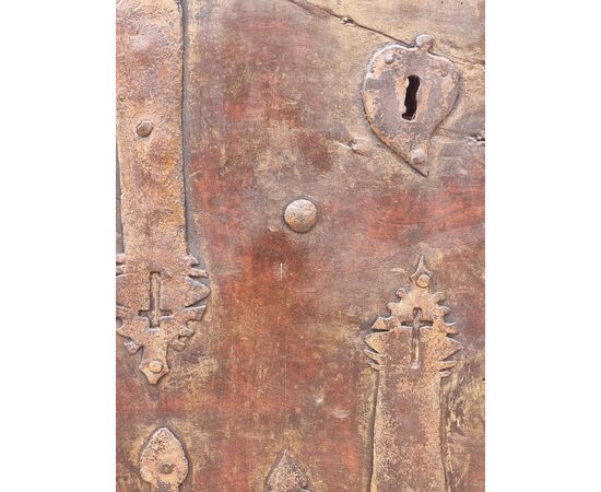 Cassa panca in noce con ferri battuti traforati a croce – Italia settentrionale, fine XVI – ini Cassa panca in noce con ferri battuti traforati a croce – Italia settentrionale, fine XVI – ini