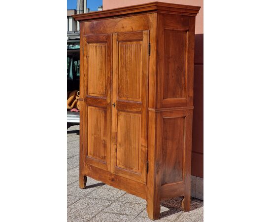 Armadio piemontese in noce con ante scanalate, fine XVIII secolo Armadio piemontese in noce con ante scanalate, fine XVIII secolo