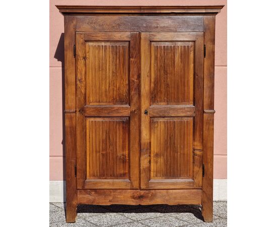 Armadio piemontese in noce con ante scanalate, fine XVIII secolo Armadio piemontese in noce con ante scanalate, fine XVIII secolo