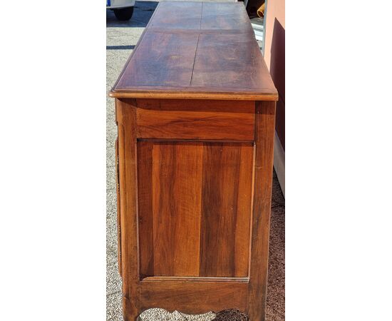 Grande credenza provenzale in noce, seconda metà del XVIII secolo Grande credenza provenzale in noce, seconda metà del XVIII secolo