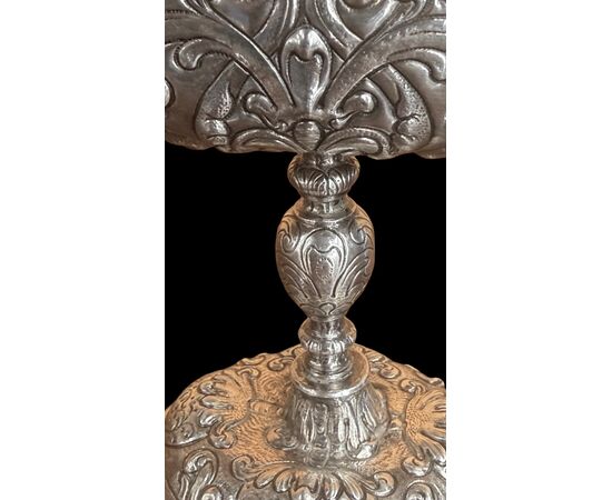 Navicella porta incenso in argento sbalzato.