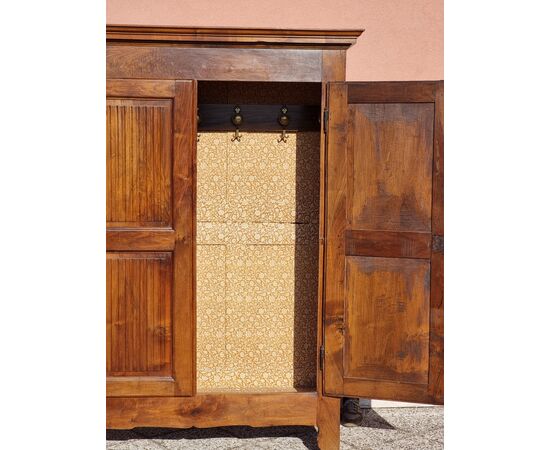 Armadio piemontese in noce con ante scanalate, fine XVIII secolo Armadio piemontese in noce con ante scanalate, fine XVIII secolo