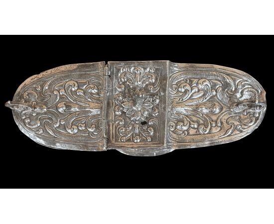 Navicella porta incenso in argento sbalzato.