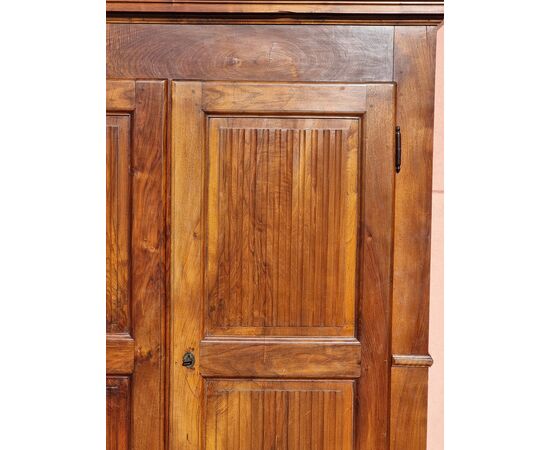 Armadio piemontese in noce con ante scanalate, fine XVIII secolo Armadio piemontese in noce con ante scanalate, fine XVIII secolo