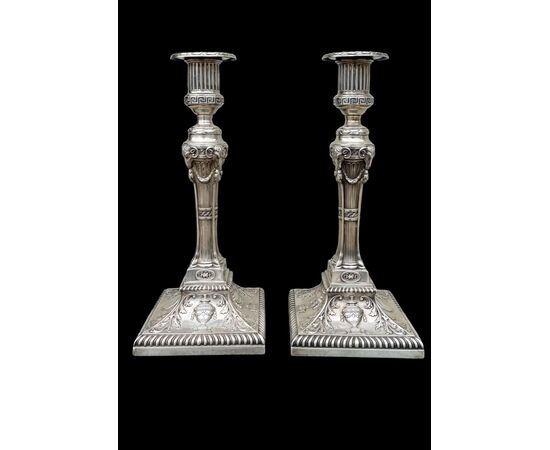 Coppia di candelieri in argento. Londra 1887.
