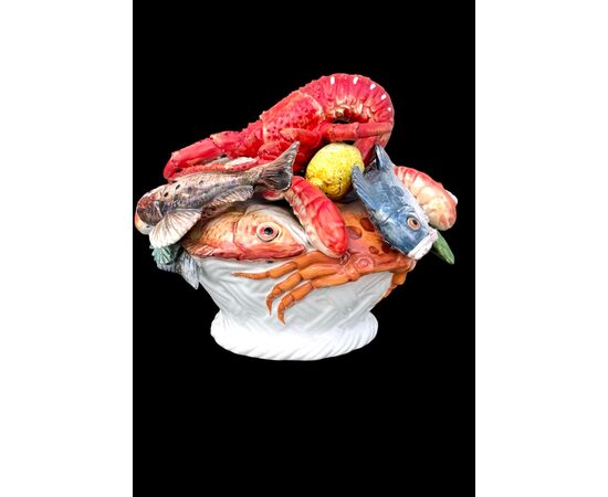 Centrotavola in maiolica raffigurante cesto con pesci,crostacei e limoni.Malicorne.Francia.