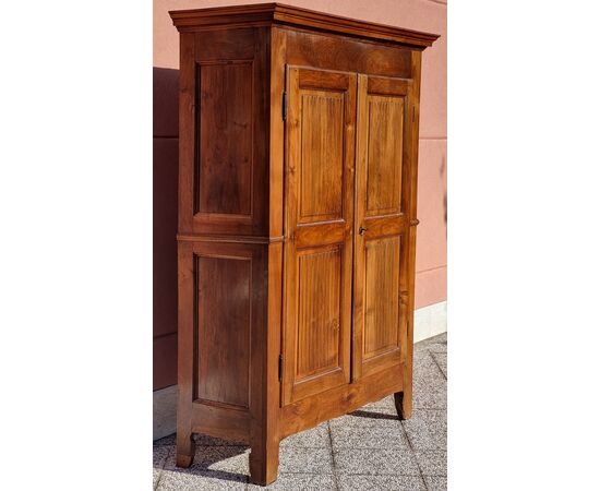 Armadio piemontese in noce con ante scanalate, fine XVIII secolo Armadio piemontese in noce con ante scanalate, fine XVIII secolo