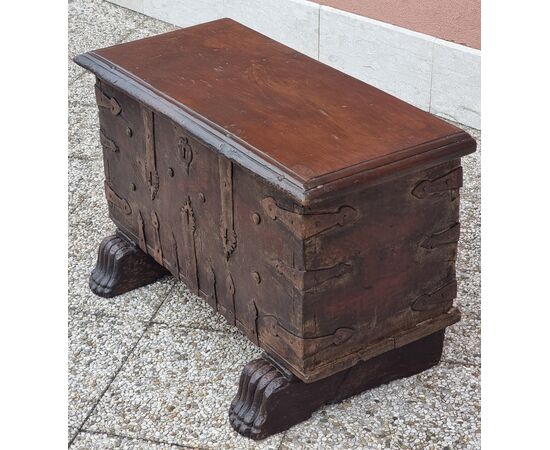 Cassa panca in noce con ferri battuti traforati a croce – Italia settentrionale, fine XVI – ini Cassa panca in noce con ferri battuti traforati a croce – Italia settentrionale, fine XVI – ini