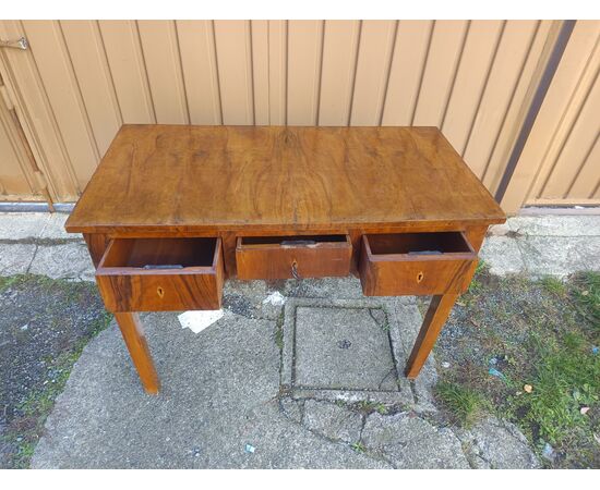 Scrivania da centro in lastrone di noce