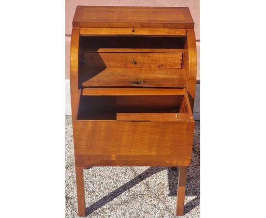 Coppia di comodini a rullo, area veneta (probabilmente Vicenza), inizi XIX secolo Coppia di comodini a rullo, area veneta (probabilmente Vicenza), inizi XIX secolo