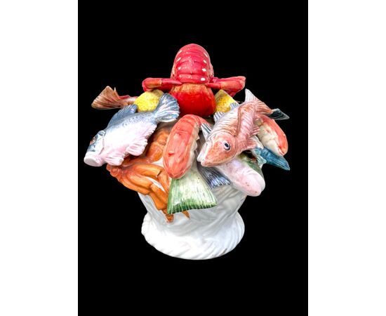 Centrotavola in maiolica raffigurante cesto con pesci,crostacei e limoni.Malicorne.Francia.