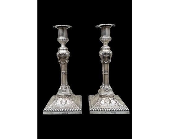 Coppia di candelieri in argento. Londra 1887.