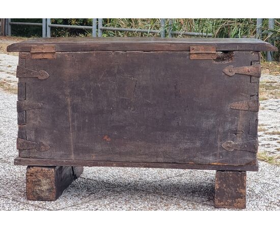 Cassa panca in noce con ferri battuti traforati a croce – Italia settentrionale, fine XVI – ini Cassa panca in noce con ferri battuti traforati a croce – Italia settentrionale, fine XVI – ini