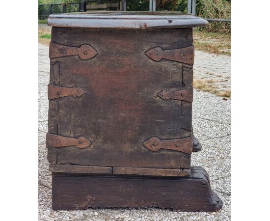 Cassa panca in noce con ferri battuti traforati a croce – Italia settentrionale, fine XVI – ini Cassa panca in noce con ferri battuti traforati a croce – Italia settentrionale, fine XVI – ini