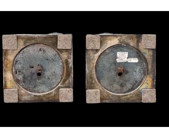 Coppia di candelieri in argento. Londra 1887.