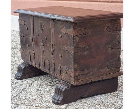 Cassa panca in noce con ferri battuti traforati a croce – Italia settentrionale, fine XVI – ini Cassa panca in noce con ferri battuti traforati a croce – Italia settentrionale, fine XVI – ini
