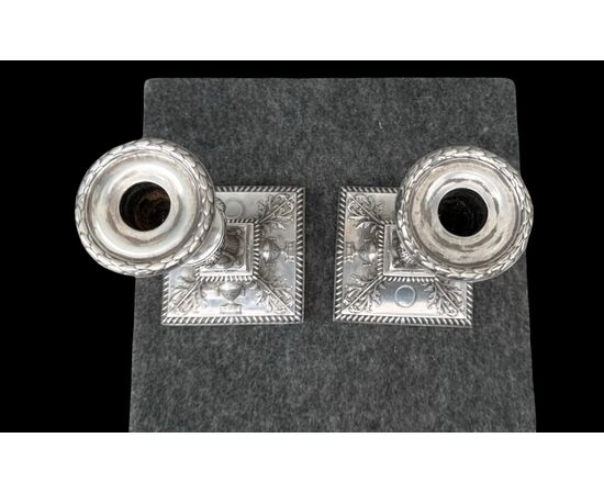 Coppia di candelieri in argento. Londra 1887.