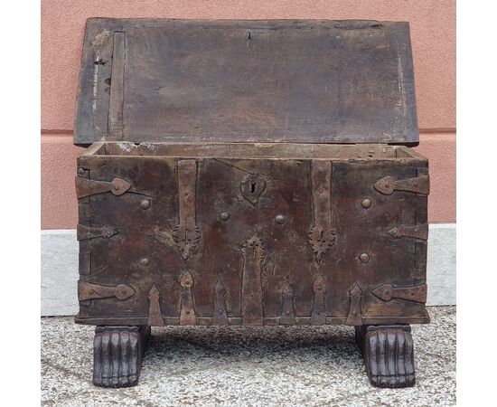 Cassa panca in noce con ferri battuti traforati a croce – Italia settentrionale, fine XVI – ini Cassa panca in noce con ferri battuti traforati a croce – Italia settentrionale, fine XVI – ini