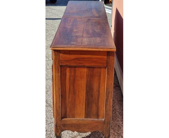 Grande credenza provenzale in noce, seconda metà del XVIII secolo Grande credenza provenzale in noce, seconda metà del XVIII secolo