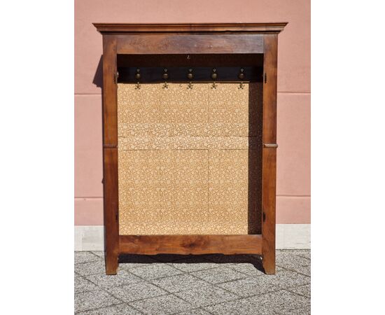 Armadio piemontese in noce con ante scanalate, fine XVIII secolo Armadio piemontese in noce con ante scanalate, fine XVIII secolo