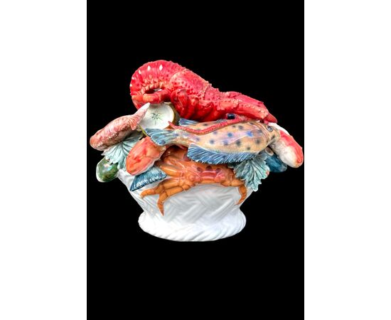 Centrotavola in maiolica raffigurante cesto con pesci,crostacei e limoni.Malicorne.Francia.