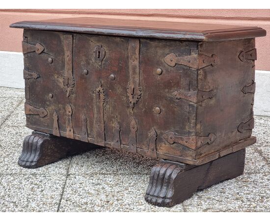 Cassa panca in noce con ferri battuti traforati a croce – Italia settentrionale, fine XVI – ini Cassa panca in noce con ferri battuti traforati a croce – Italia settentrionale, fine XVI – ini