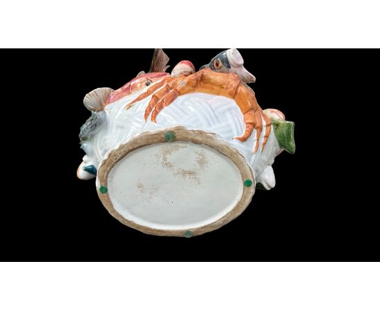 Centrotavola in maiolica raffigurante cesto con pesci,crostacei e limoni.Malicorne.Francia.