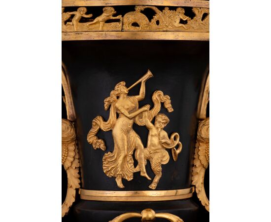 Important bronze vase, Russia, early 19th century Important bronze vase, Russia, early 19th century