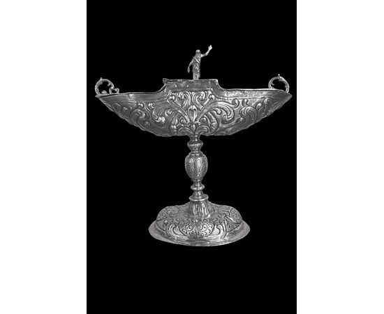 Navicella porta incenso in argento sbalzato.