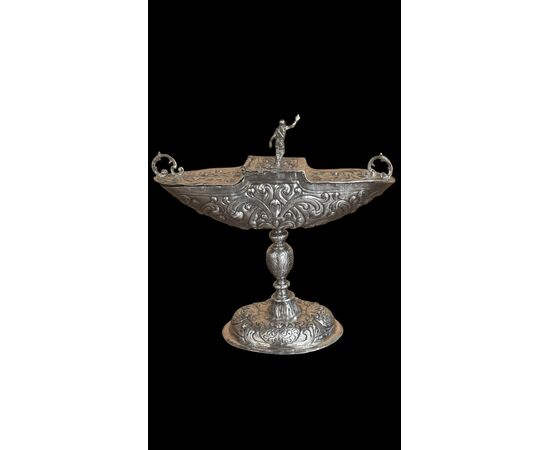 Navicella porta incenso in argento sbalzato.