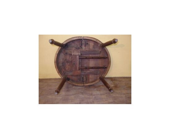 Oval extendable walnut table with four legs L123xW109xH76