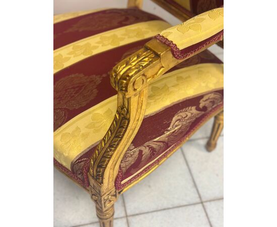 Poltrona Napoleone III in legno intagliato e dorato