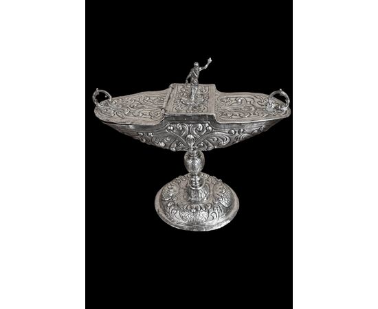 Navicella porta incenso in argento sbalzato.