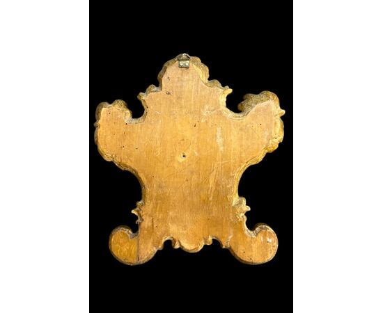 Coppia di cartaglorie in legno intagliato e foglia oro.