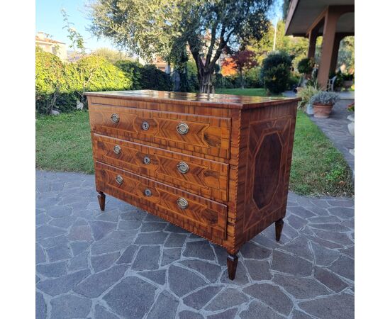 18th Century Louis XVI Modenese chest of drawers in walnut with various woods and inlays