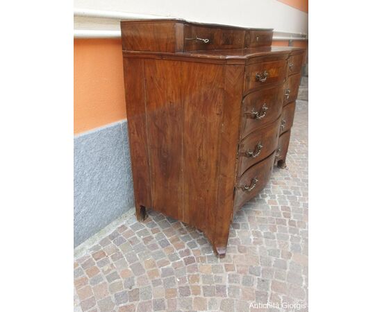 Walnut veneered chest of drawers (dresser) from the 18th century