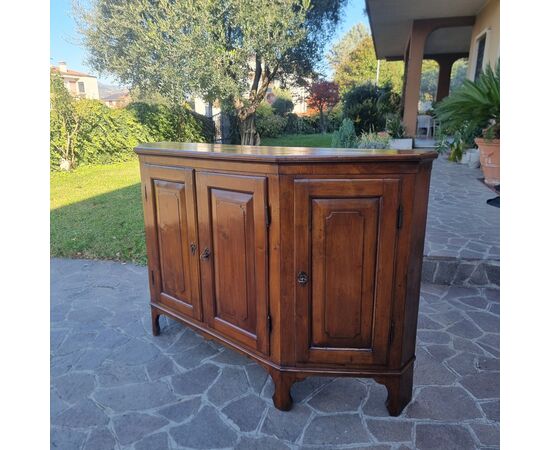 Credenza scantonata del 700 in noce  Veneto