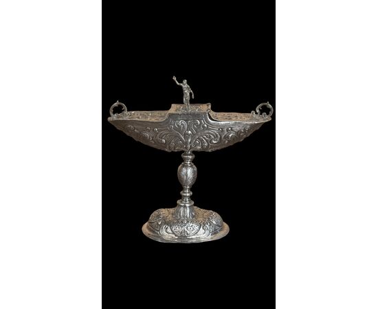 Navicella porta incenso in argento sbalzato.