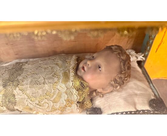 Scultura in cera Gesu’bambino entro teca.