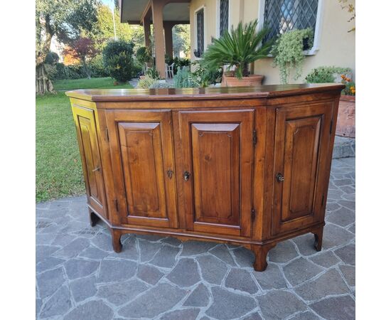 Credenza scantonata del 700 in noce  Veneto