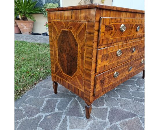18th Century Louis XVI Modenese chest of drawers in walnut with various woods and inlays