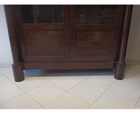 Mahogany bookcase with two doors and solid columns in Empire style from the early 1800s, dimensions: L148xW45xH228 cm.